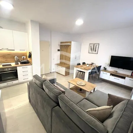 Exquisite 703 Inn *
